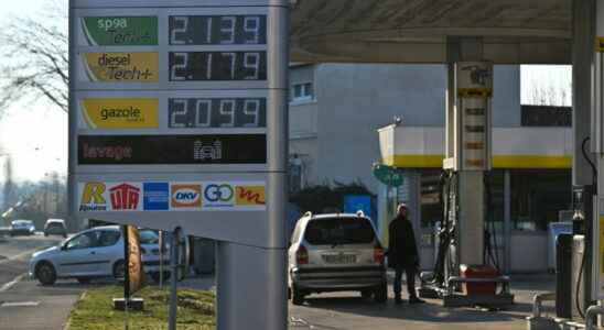 The 15 to 18 centimes discount at the pump comes