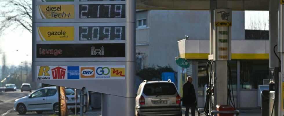 The 15 to 18 centimes discount at the pump comes