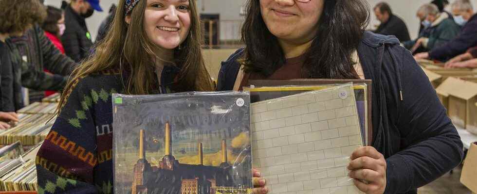 Vinyl record show attracts collectors of all ages