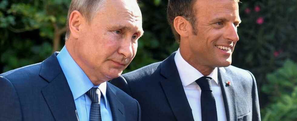 Vladimir Putin congratulates Emmanuel Macron on his re election as French