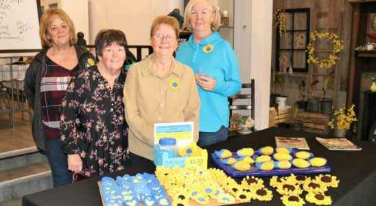 Watford Warwick group sells hearts and flowers for Ukraine
