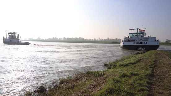 Weir open again at Amerongen after refloating a stalled ship