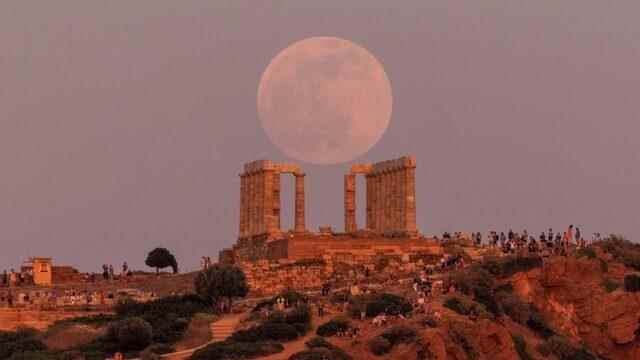 In Greece, observers gathered at the Temple of Poseidon near Athens to watch the Moon before the total eclipse.