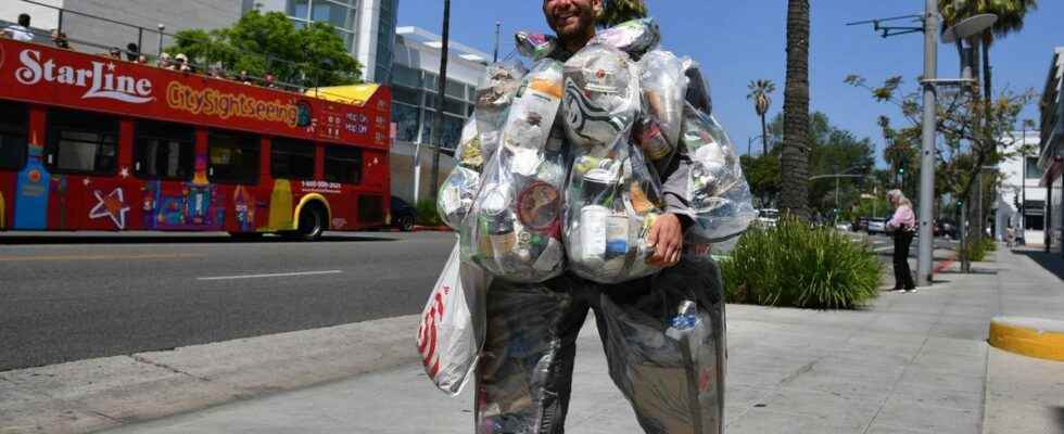 An American wears 30 days of waste on his back