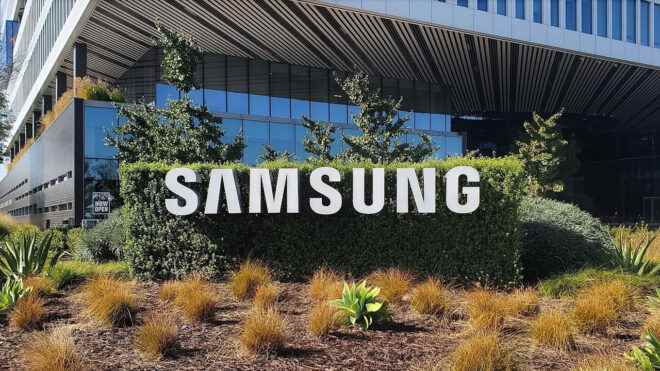 Apple holds steady while Samsung cuts phone production target