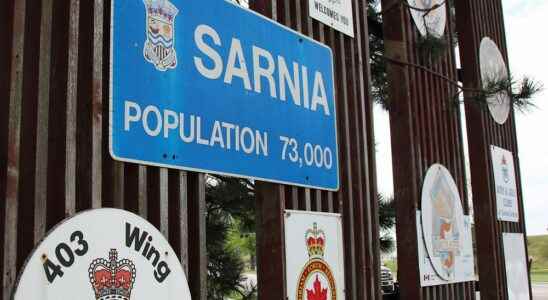 Contract awarded to replace some Sarnia entrance signs add more