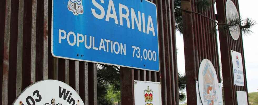 Contract awarded to replace some Sarnia entrance signs add more