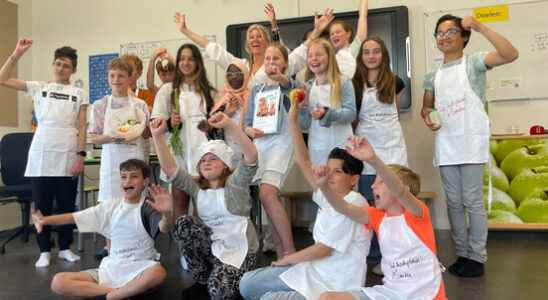 Cooking together in the classroom with TV chef Sandra Ysbrandy