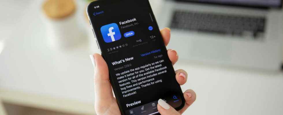 Do you spend long hours on Facebook Activate dark mode