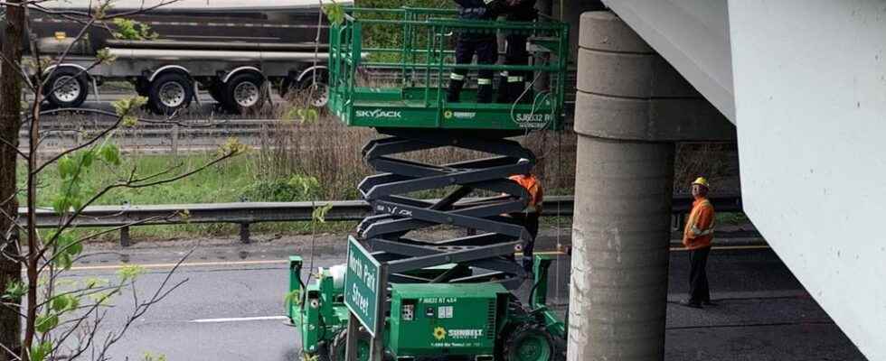 Girder damaged after transport truck hits bridge over Hwy 403