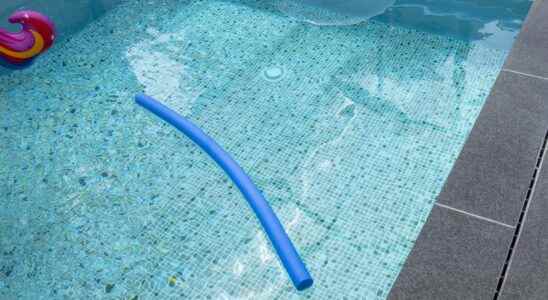 How to tile a swimming pool