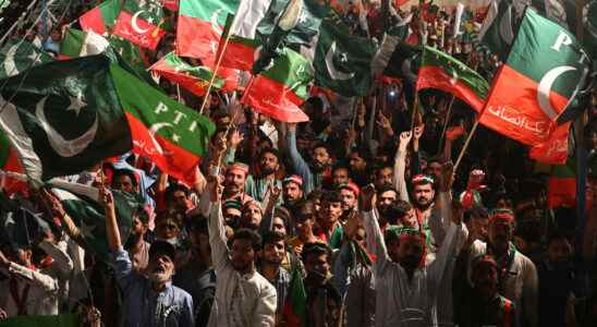 Hundreds of arrests ahead of giant march by Imran Khan