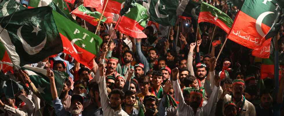 Hundreds of arrests ahead of giant march by Imran Khan