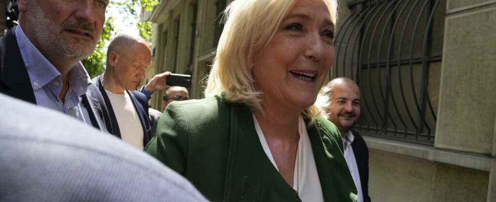 Marine Le Pen breaks her silence and calls on voters