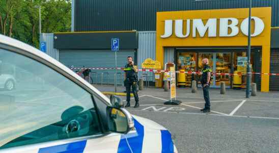 Panic after robbery with ax in Utrecht supermarket one robber