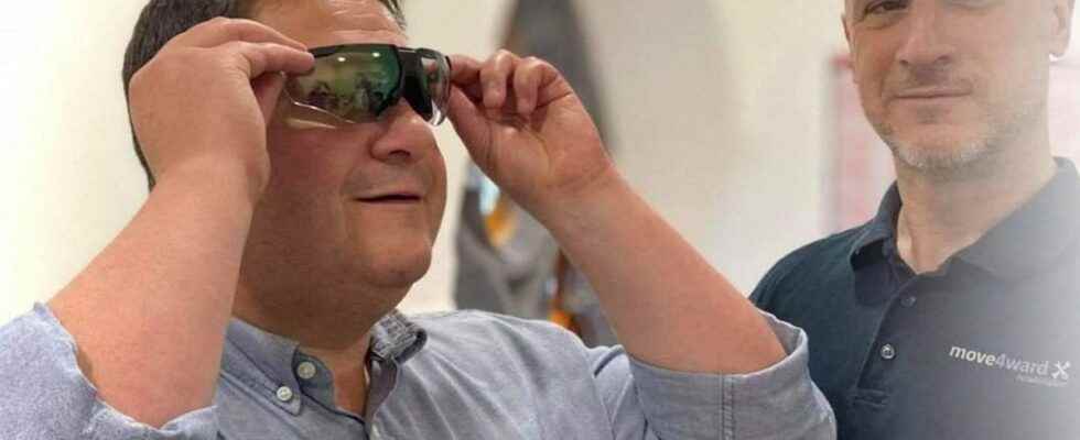 Parkinsons disease augmented reality glasses to help move