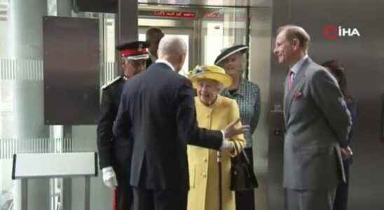 Queen Elizabeth at the train station He loaded money on