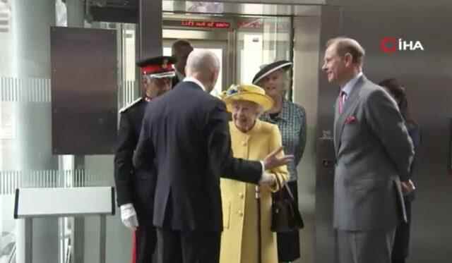 Queen Elizabeth at the train station He loaded money on
