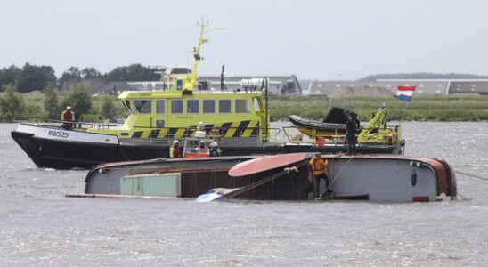 Ship capsized at boat race in Bunschoten 16 people on