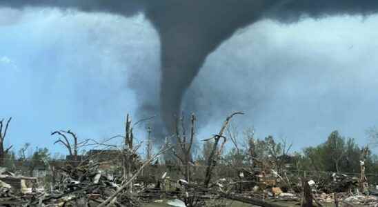 Spectacular footage from the tornado that hit Kansas