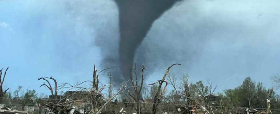 Spectacular footage from the tornado that hit Kansas