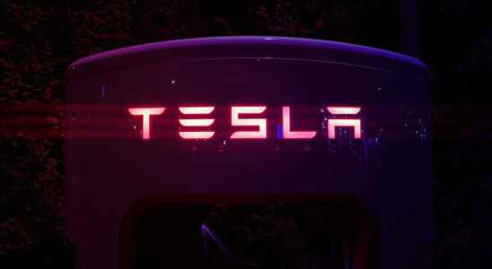 Tesla sues ex engineer over theft