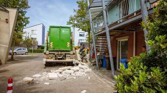 Truck collides with facade of house in Amersfoort