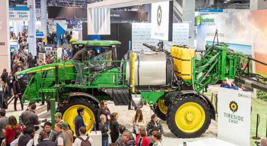 Ukraine Russian soldiers steal tractors worth 47 million euros… which