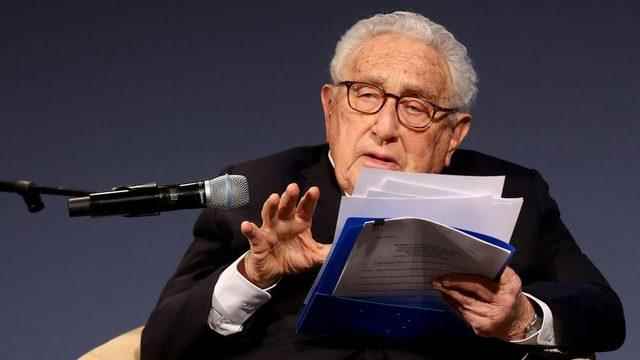 Ukraine war Zelensky likens Kissinger to politicians trying to appease