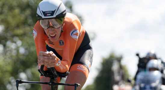 Van Dijk improves world hour record well to 49254 kilometers