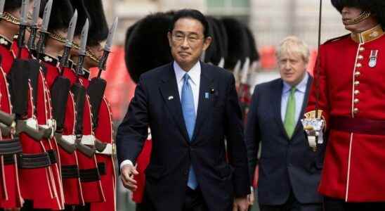 Visiting London Japanese PM seals defense deal