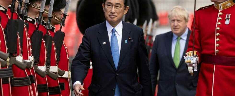 Visiting London Japanese PM seals defense deal