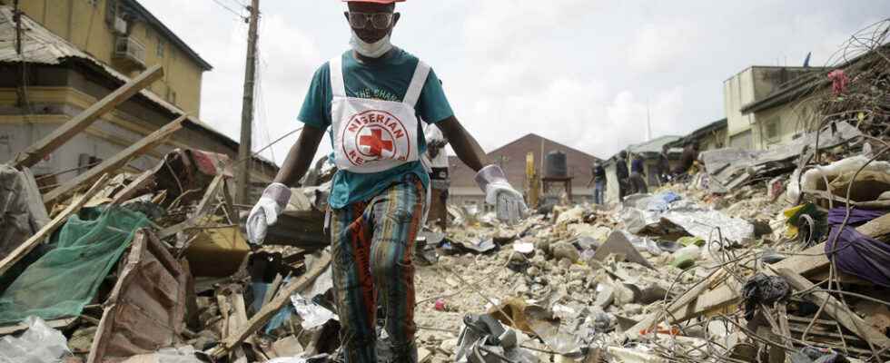 another building collapse kills at least eight in Lagos