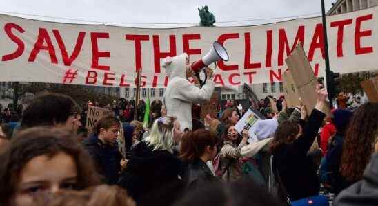 climate activists demonstrate for a Russian gas and oil embargo
