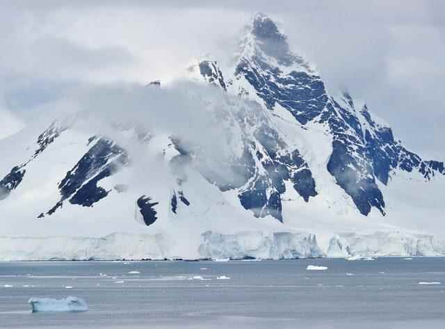 first-time-micro-plastic-found-in-antarctica-snow_9786_dhaphoto1