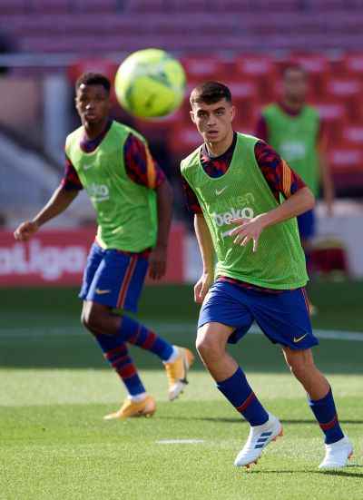 Ansu Fati and Pedri, warming up with Barcelona.