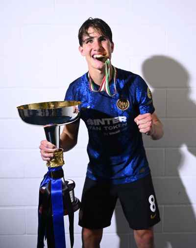 Cesare Casadei celebrates the league title with Inter Primavera.