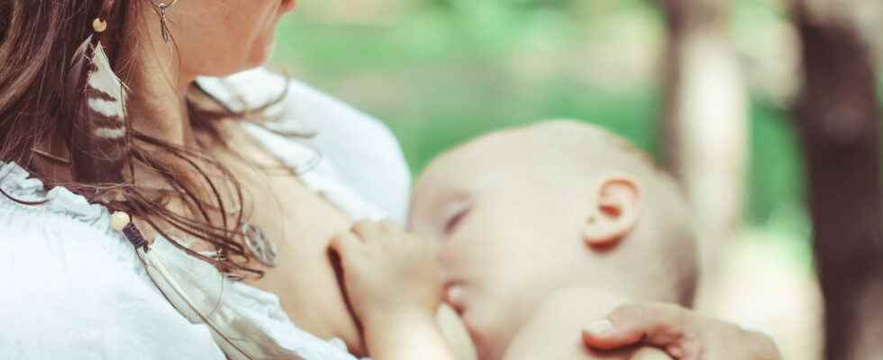 Breastfeeding in public a Louvre agent refuses a mother to