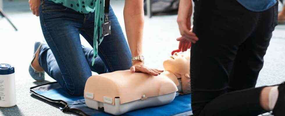 Cardiac massage she invents a mannequin with breasts to save
