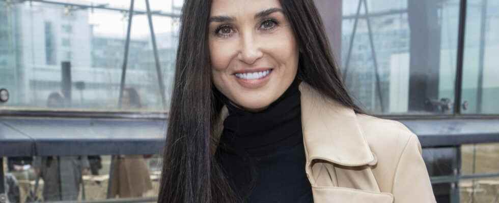 Demi Moore 59 without make up and in love at Roland Garros