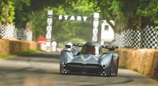 Electric McMurtry Speirling breaks Goodwood record Video