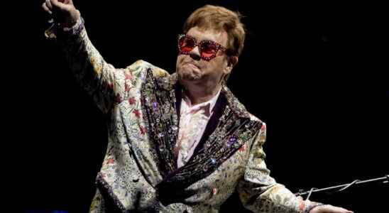 Elton John in concert in Paris how is the singer