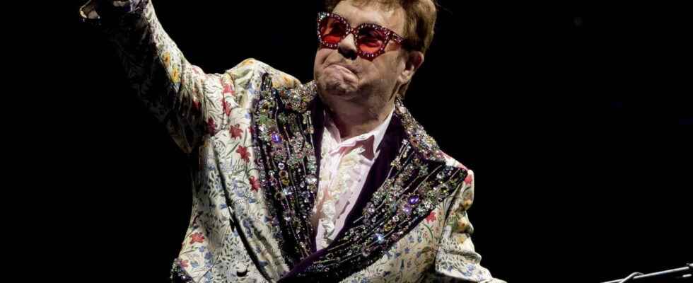 Elton John in concert in Paris how is the singer