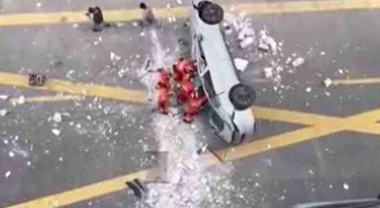 Horrifying event in China Electric car fell from 3rd floor