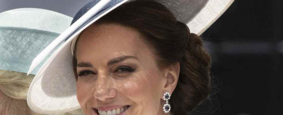 Kate Middleton loves the side bun for Elizabeth IIs jubilee