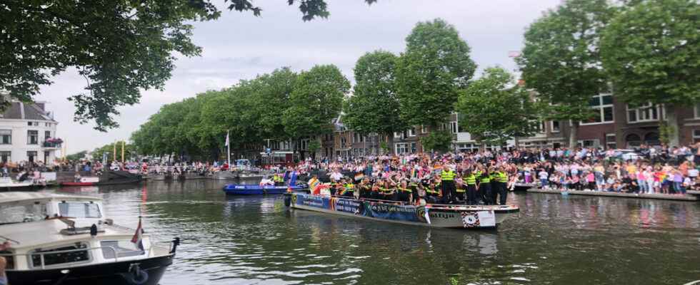 Live blog Canal Pride Utrecht great interest in colorful boat