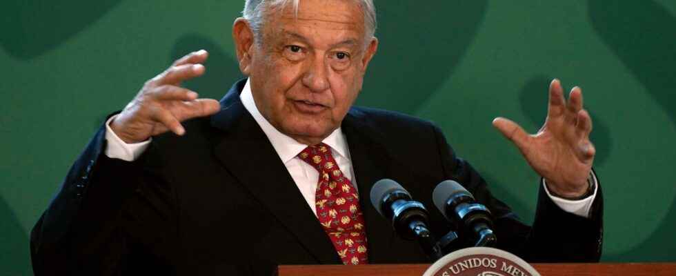 Mexicos president jumps summit in protest