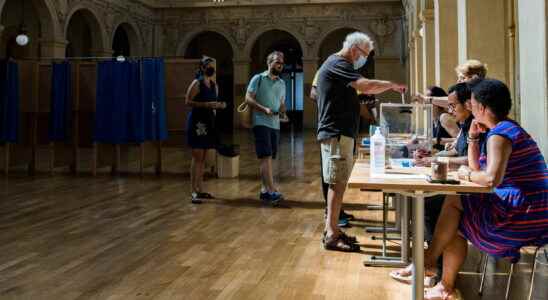 Polling station what time does it close Hours at your