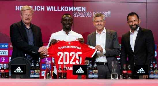 Press conference presenting Sadio Mane at Bayern