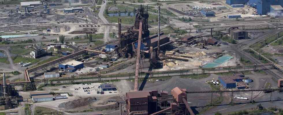 Stelco workers give union strike mandate